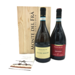 cassa di legno inclusiva di due bottiglie di vino prodotto dalla casa vinicola monte del fra